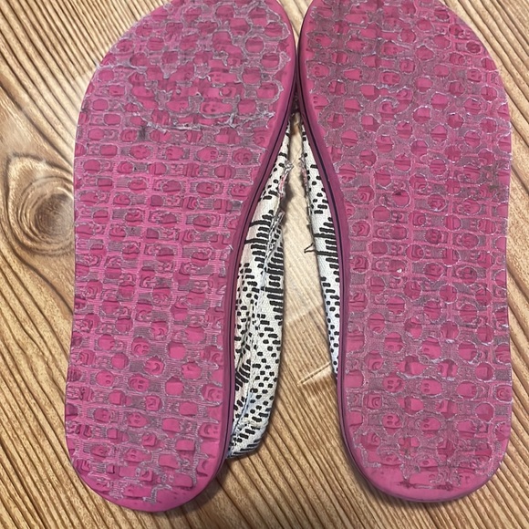 Girls Sanuk Slip On Shoes - Picture 2 of 8